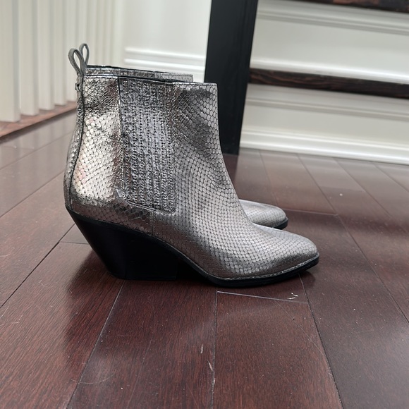 Beautiful like new Michael Michael Kors ankle boots! - Picture 3 of 3